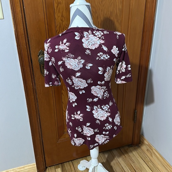 famous floral top size small. - Picture 3 of 4